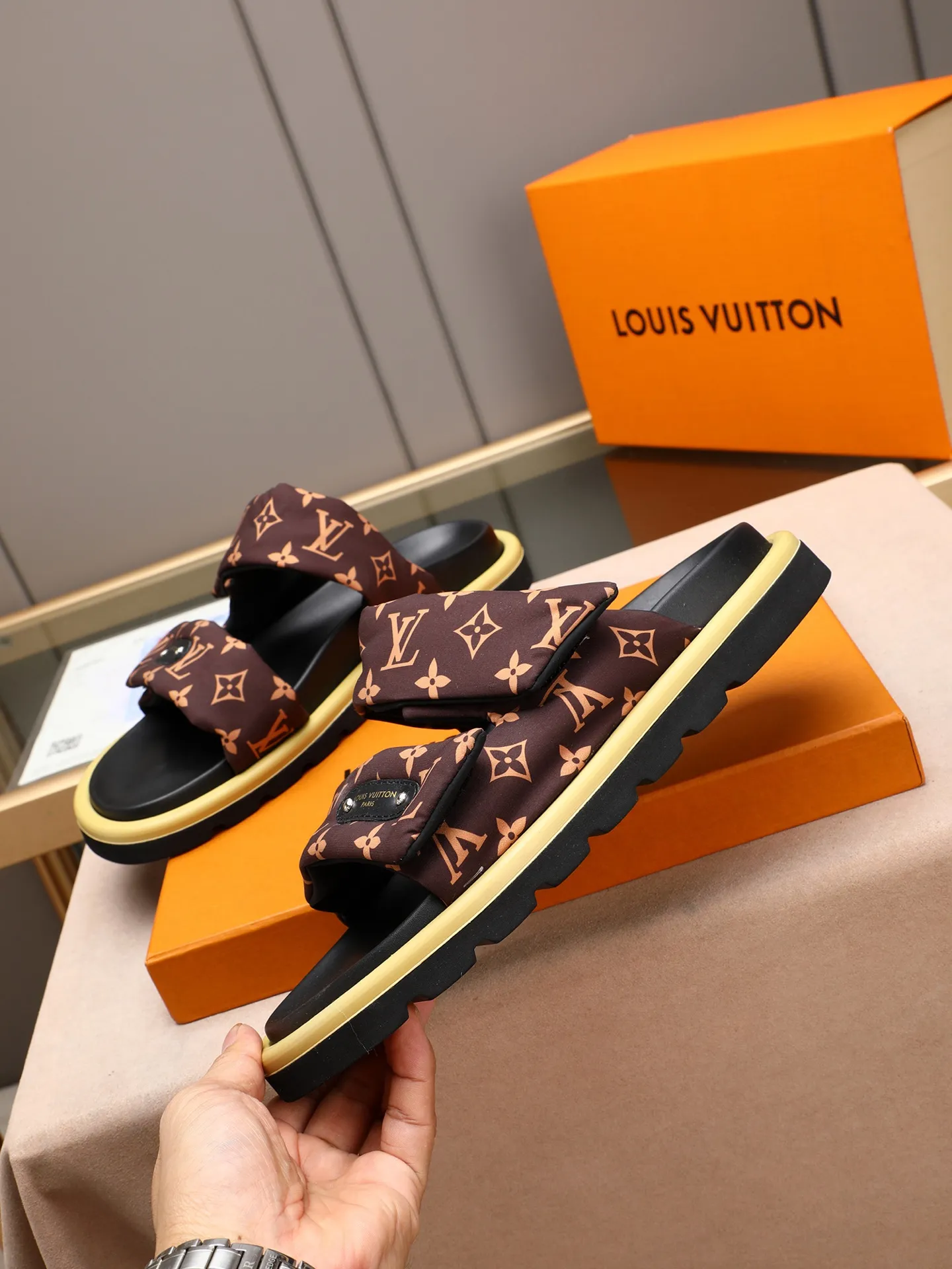 PP360 [LOUIS VUITTON] Louis Vuitton, LV printing, men's and women's slippers are on the market. The drawer box packaging comes with a cloth bag and a card. The upper pattern looks very soft and waxy, and it is a super versatile leg slimming tool. Fabric: imported denim/canvas/old fabric, LV hardware LOGO, official website pattern printing, comfortable to wear, feet: high-elastic PU water table. Sole: foam sole, heel height: about 5cm. Code number: 35-46, 35, 45, 46 are custom-made and non-returnable. Color: multiple colors and styles available.